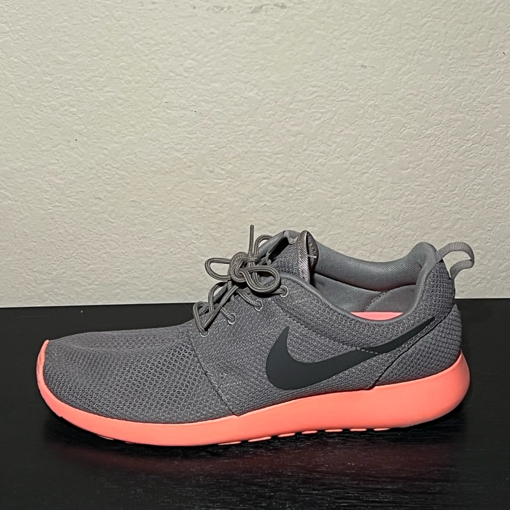 Roshe One Soft Grey Crimson